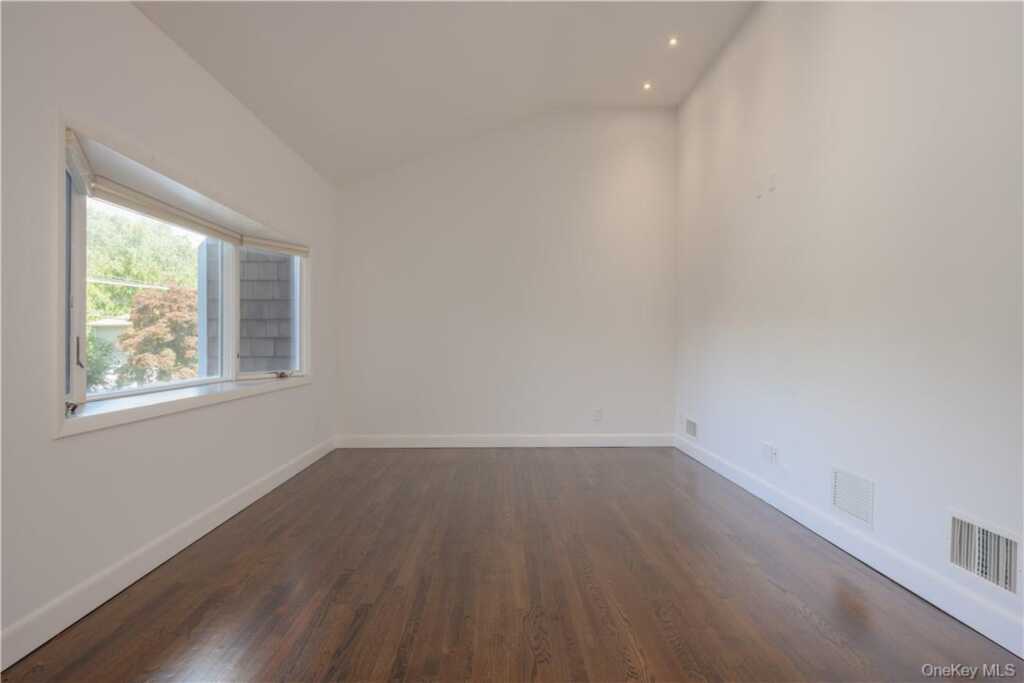 691 Wilmot Road, New Rochelle, NY 10583 - Photo 10 of 29