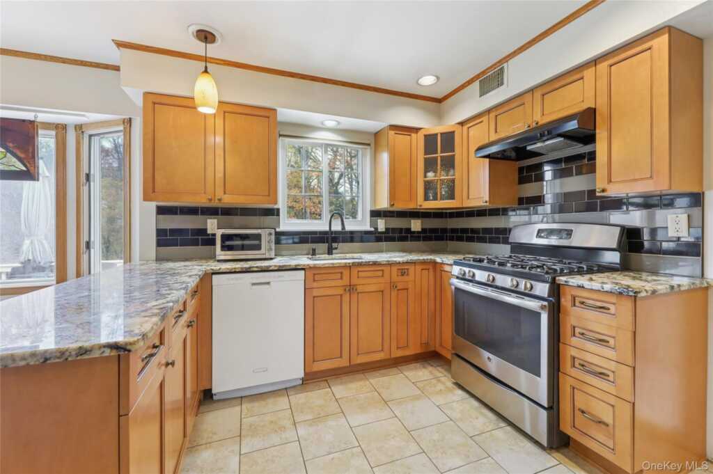 23 Hallmark Drive, New City, NY 10956 - Photo 15 of 39