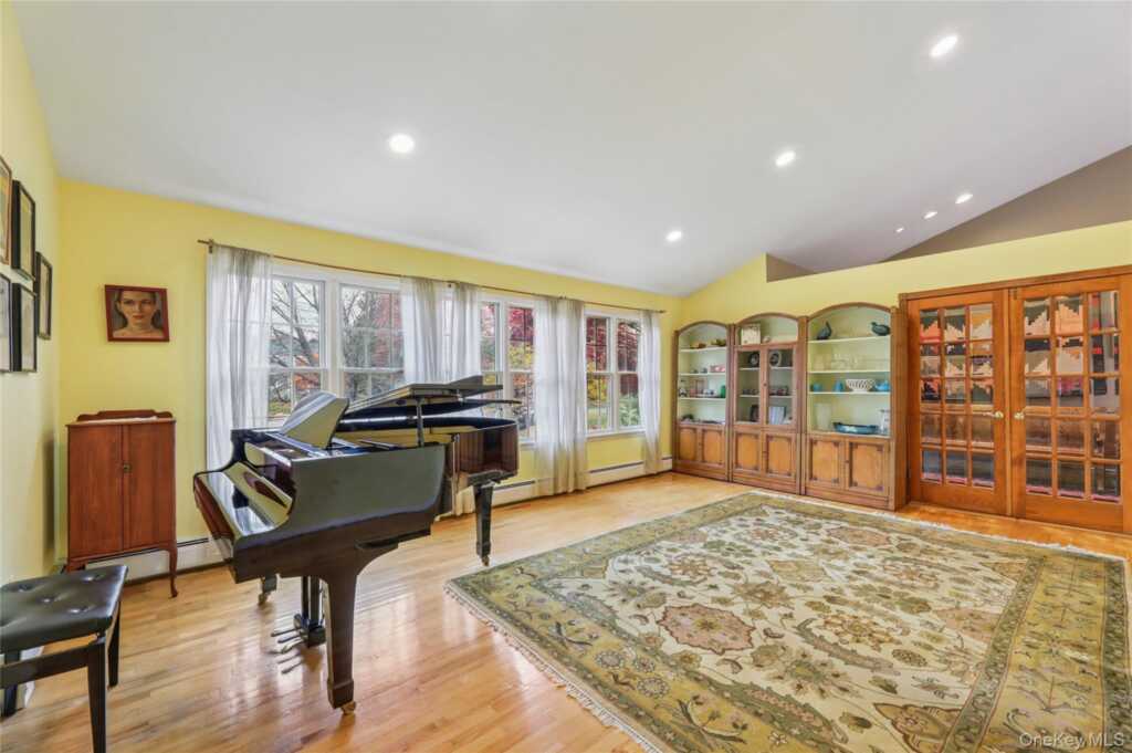 23 Hallmark Drive, New City, NY 10956 - Photo 4 of 39