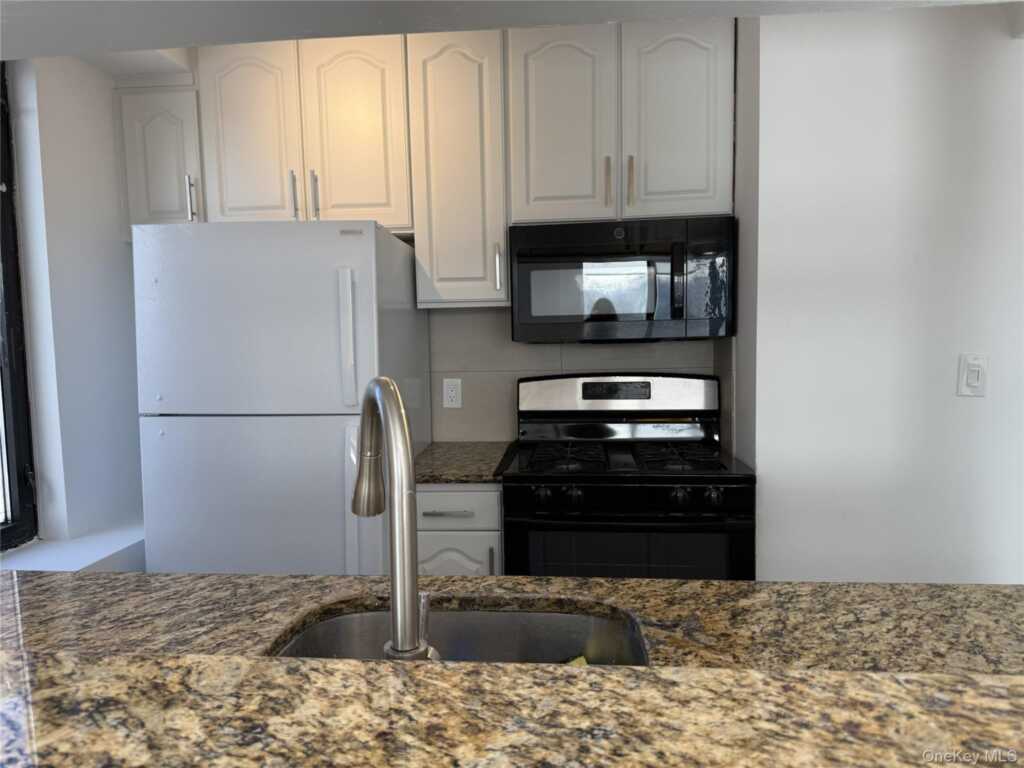 4 Martine Avenue, Unit #416, White Plains, NY 10606 - Photo 4 of 18