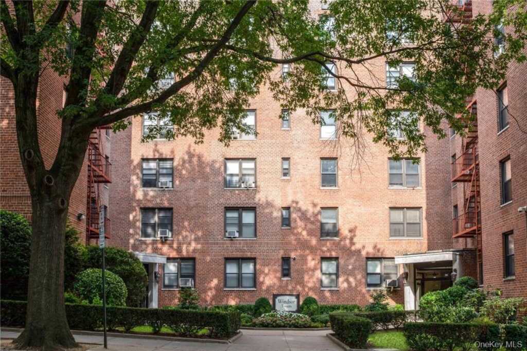 4 Windsor Terrace, Unit #1E, White Plains, NY 10601 - Photo 3 of 27