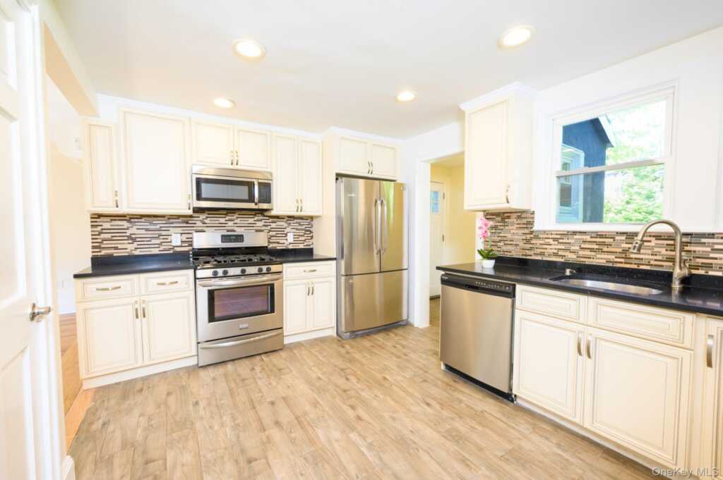 15 Ranger Place, New Rochelle, NY 10804 - Photo 11 of 44