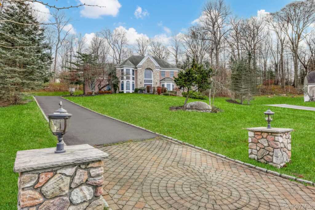 22 Golden Road, Suffern, NY 10901 - Photo 2 of 41