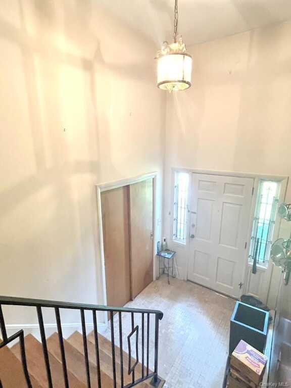 457 Quaker Ridge Road, New Rochelle, NY 10804 - Photo 2 of 21