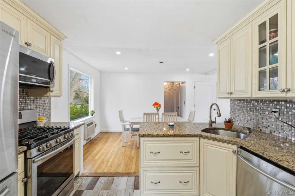 22 Hovenkamp Avenue, Nanuet, NY 10954 - Photo 6 of 29