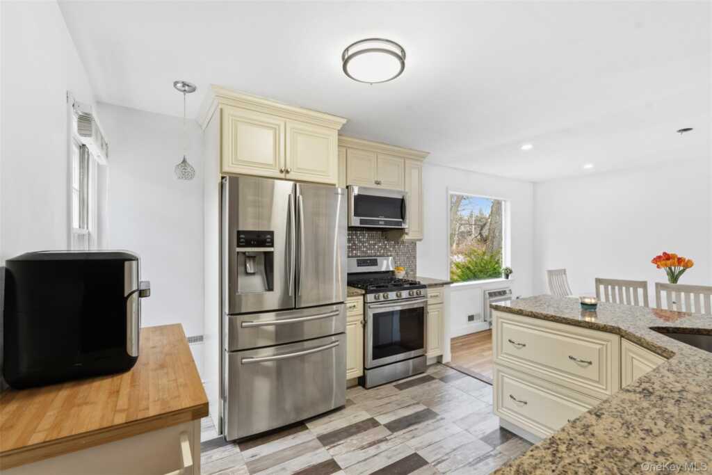 22 Hovenkamp Avenue, Nanuet, NY 10954 - Photo 7 of 29