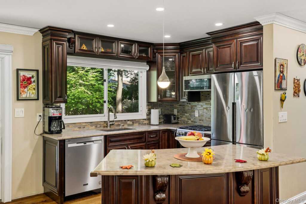 110 Topland Road, White Plains, NY 10605 - Photo 10 of 37