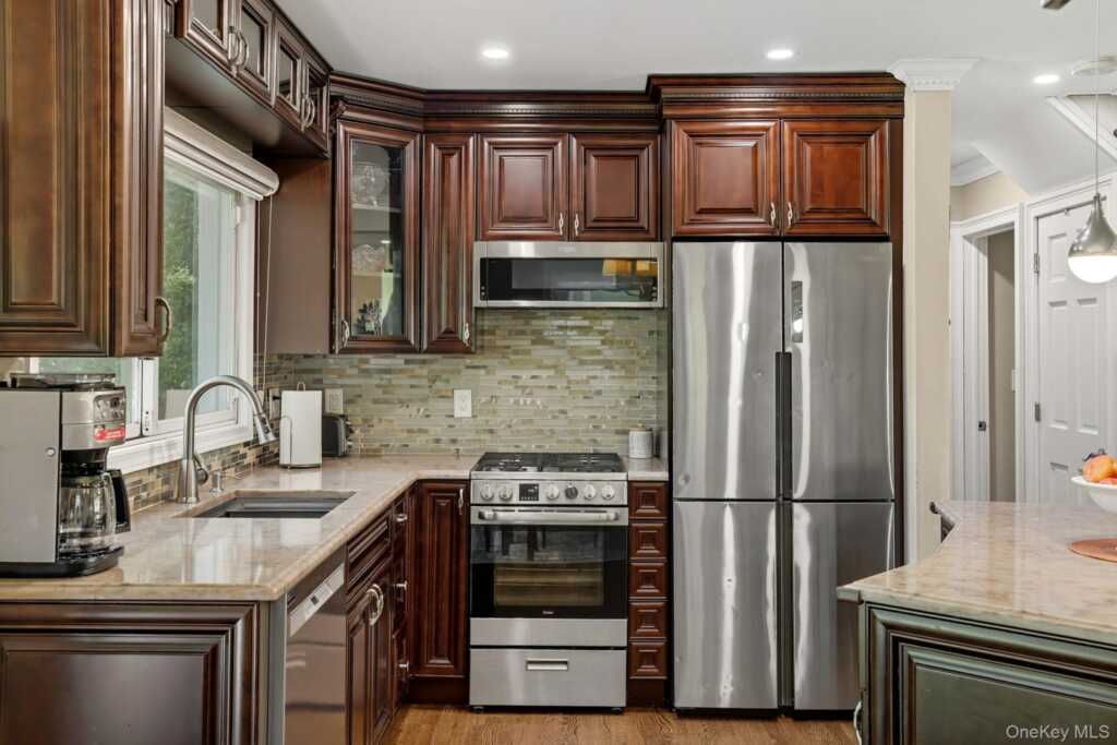 110 Topland Road, White Plains, NY 10605 - Photo 11 of 37