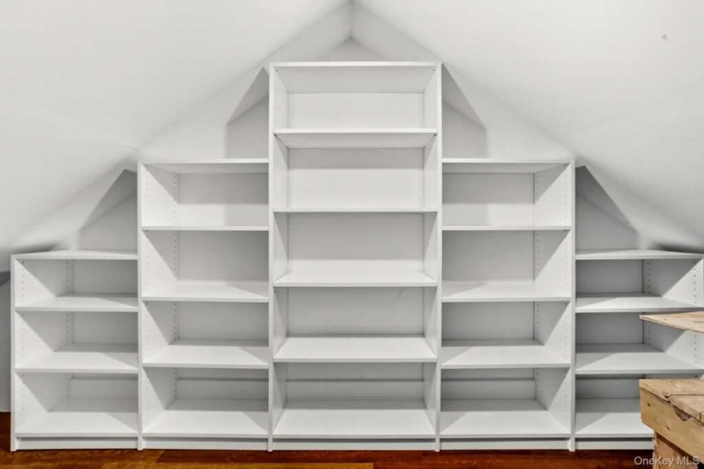 110 Topland Road, White Plains, NY 10605 - Photo 25 of 37