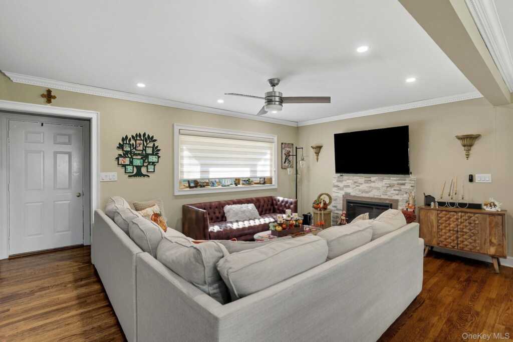 110 Topland Road, White Plains, NY 10605 - Photo 3 of 37