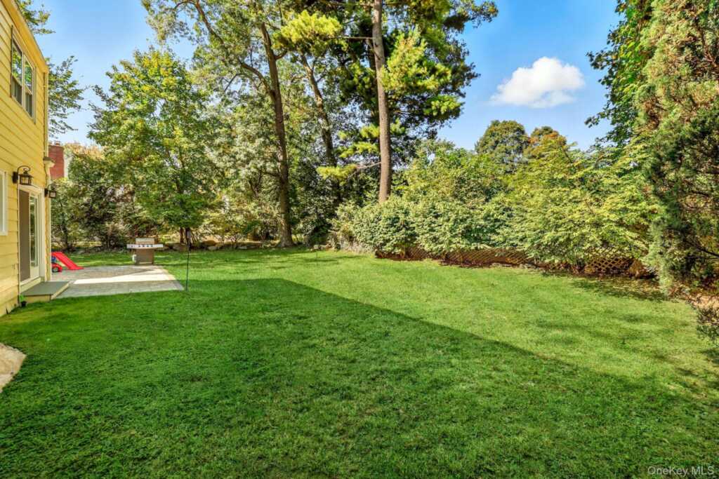 110 Topland Road, White Plains, NY 10605 - Photo 31 of 37