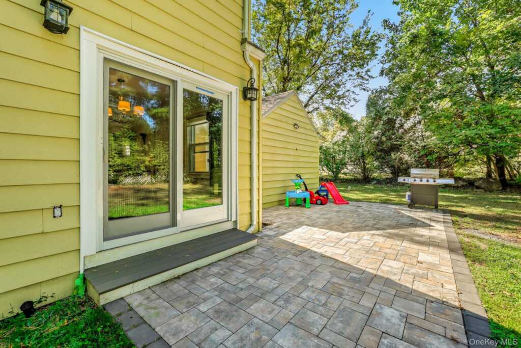 110 Topland Road, White Plains, NY 10605 - Photo 32 of 37