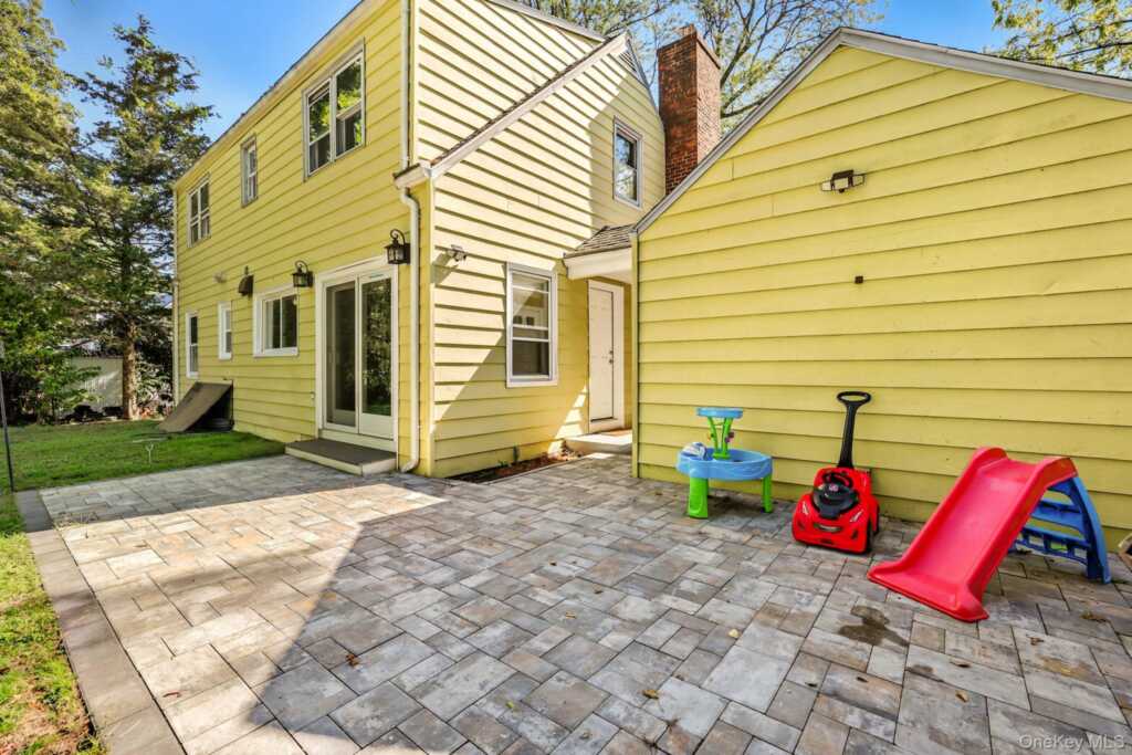 110 Topland Road, White Plains, NY 10605 - Photo 33 of 37