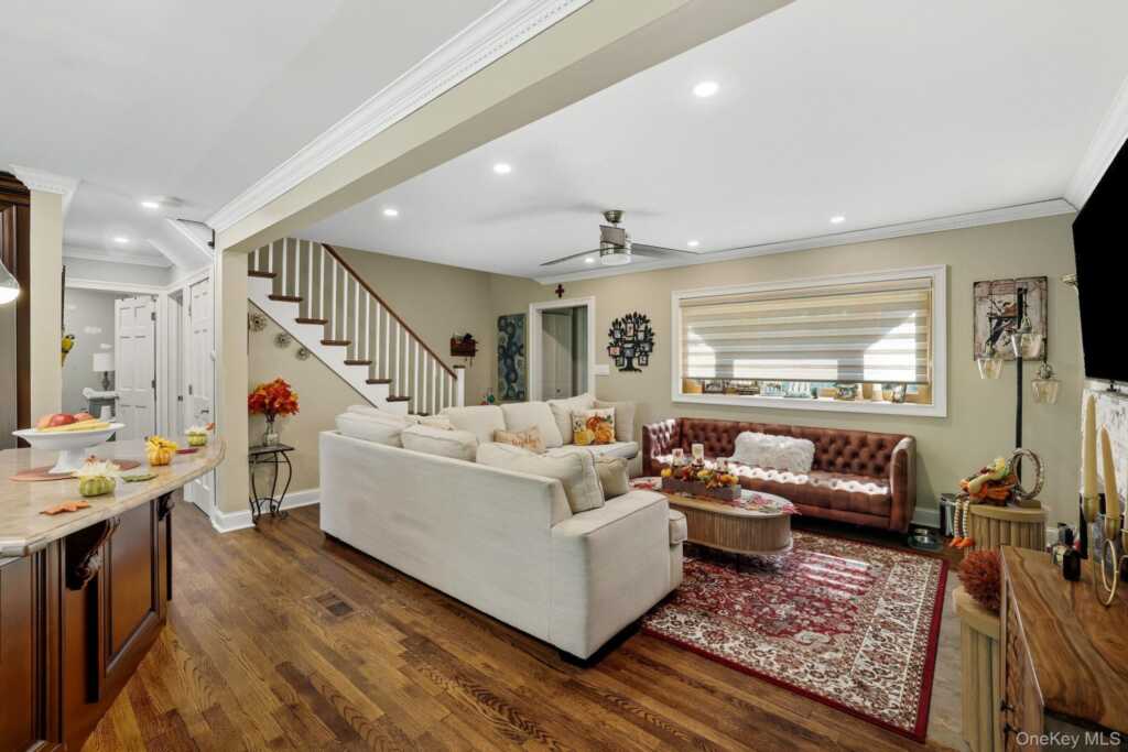 110 Topland Road, White Plains, NY 10605 - Photo 4 of 37