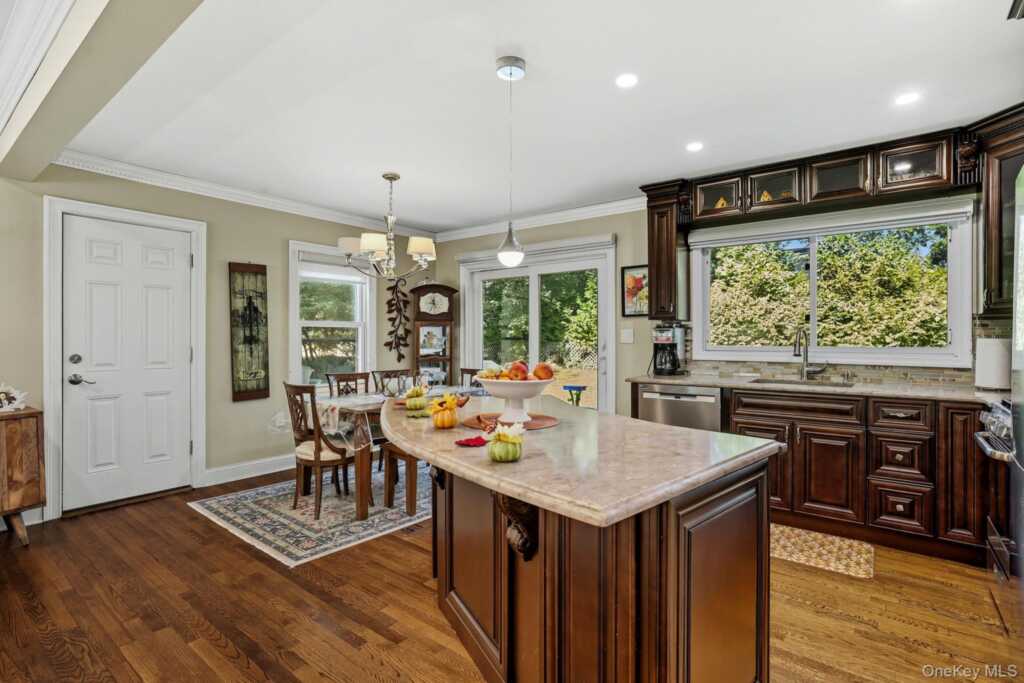 110 Topland Road, White Plains, NY 10605 - Photo 7 of 37