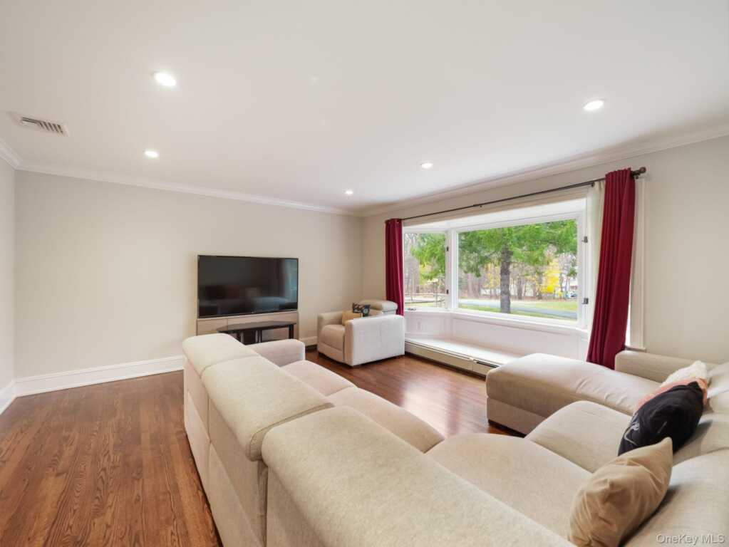 168 Lincoln Street, Pearl River, NY 10965 - Photo 10 of 35