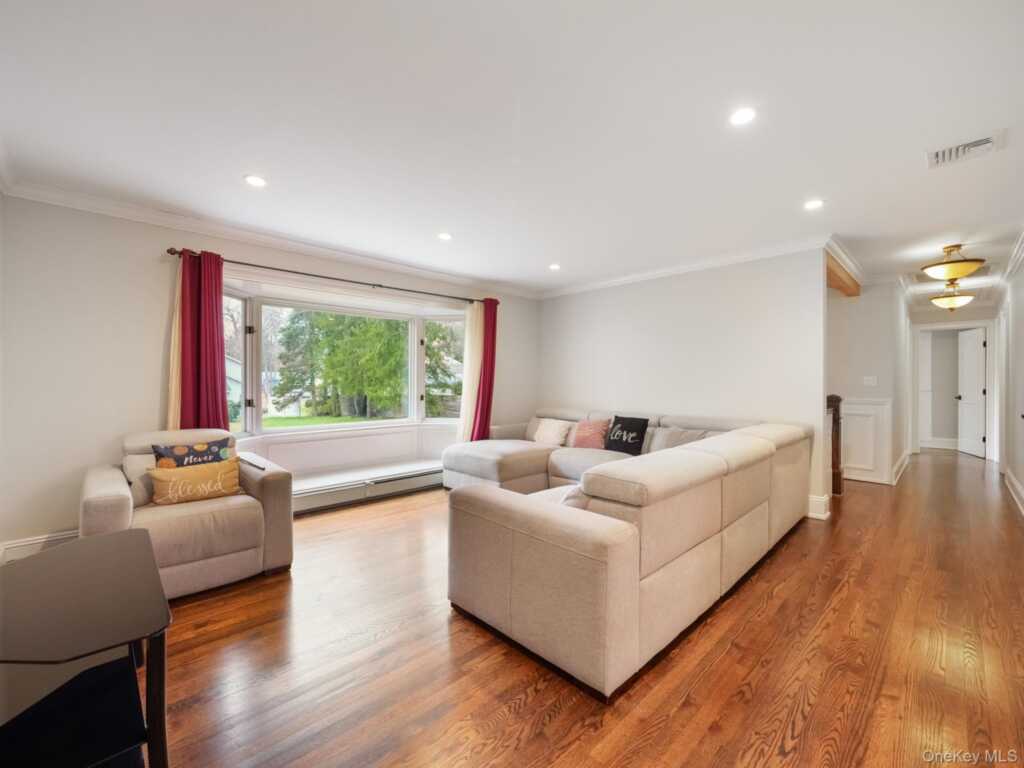 168 Lincoln Street, Pearl River, NY 10965 - Photo 11 of 35