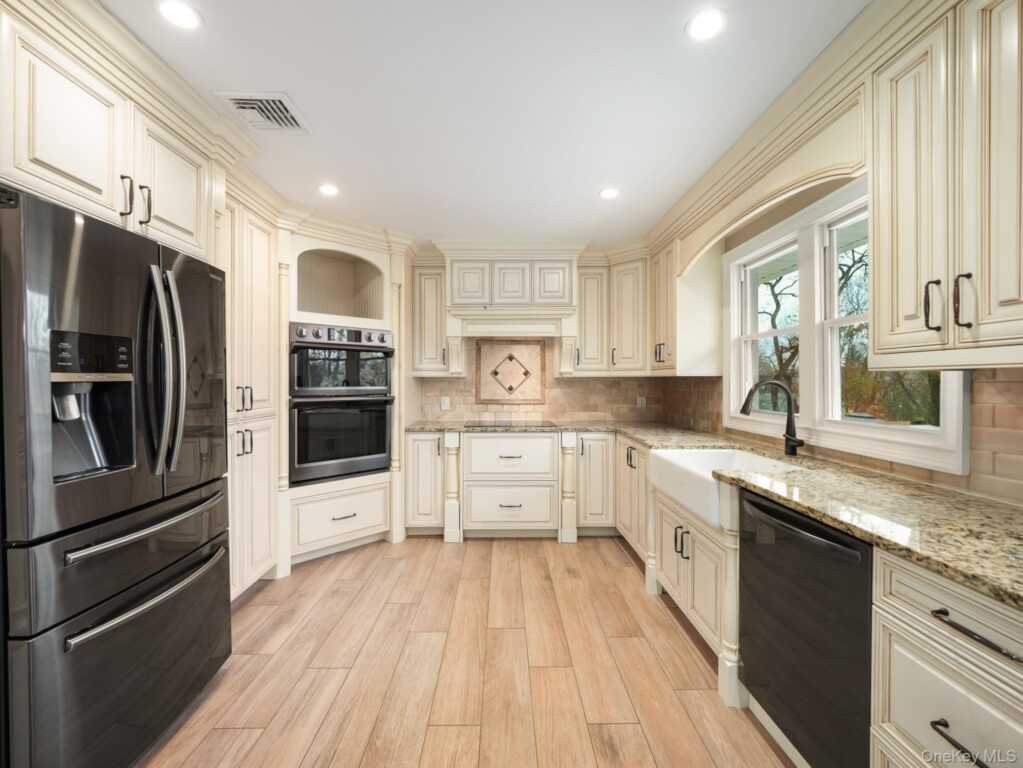 168 Lincoln Street, Pearl River, NY 10965 - Photo 15 of 35