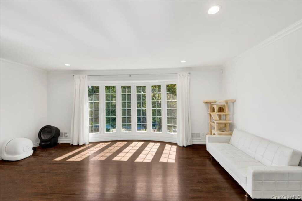 270 Victory Boulevard, New Rochelle, NY 10804 - Photo 4 of 26