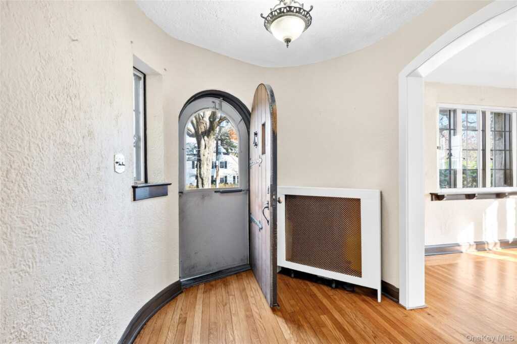 5 Seymour Place, White Plains, NY 10605 - Photo 3 of 43