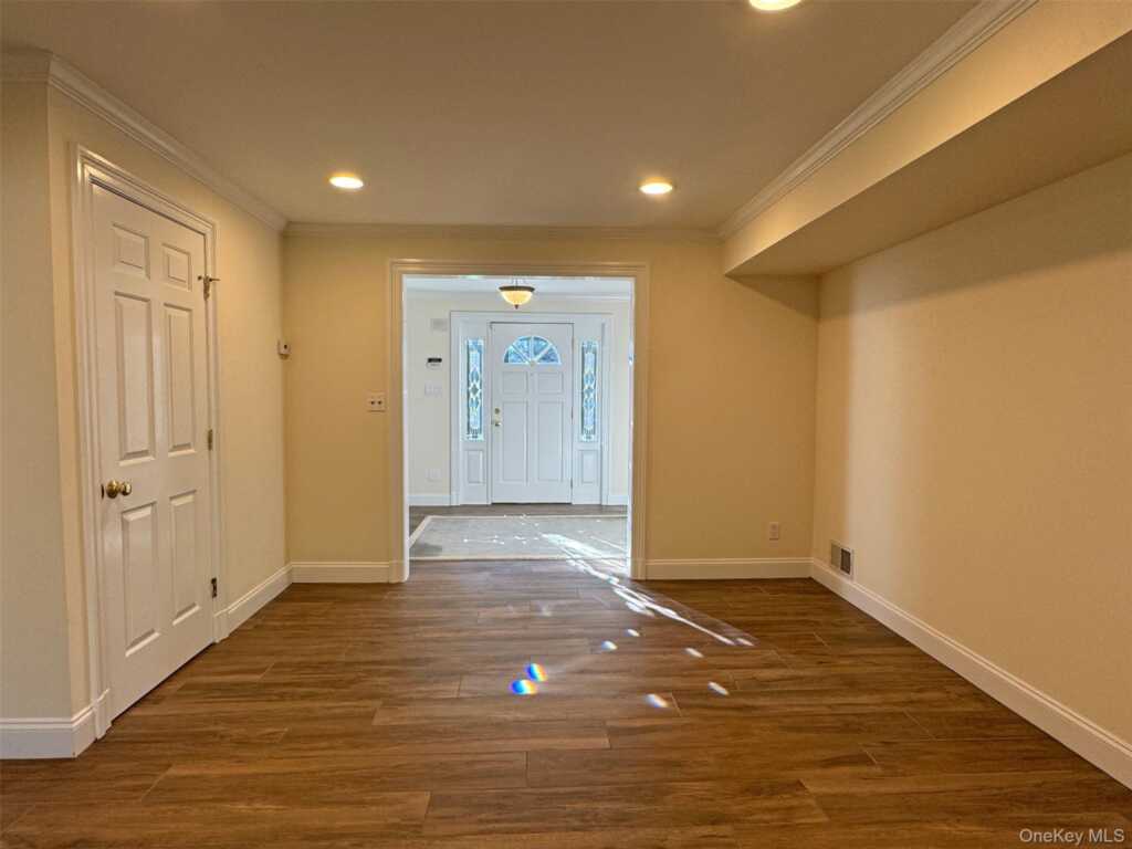 11 Country Ridge Drive, Rye, NY 10573 - Photo 2 of 17