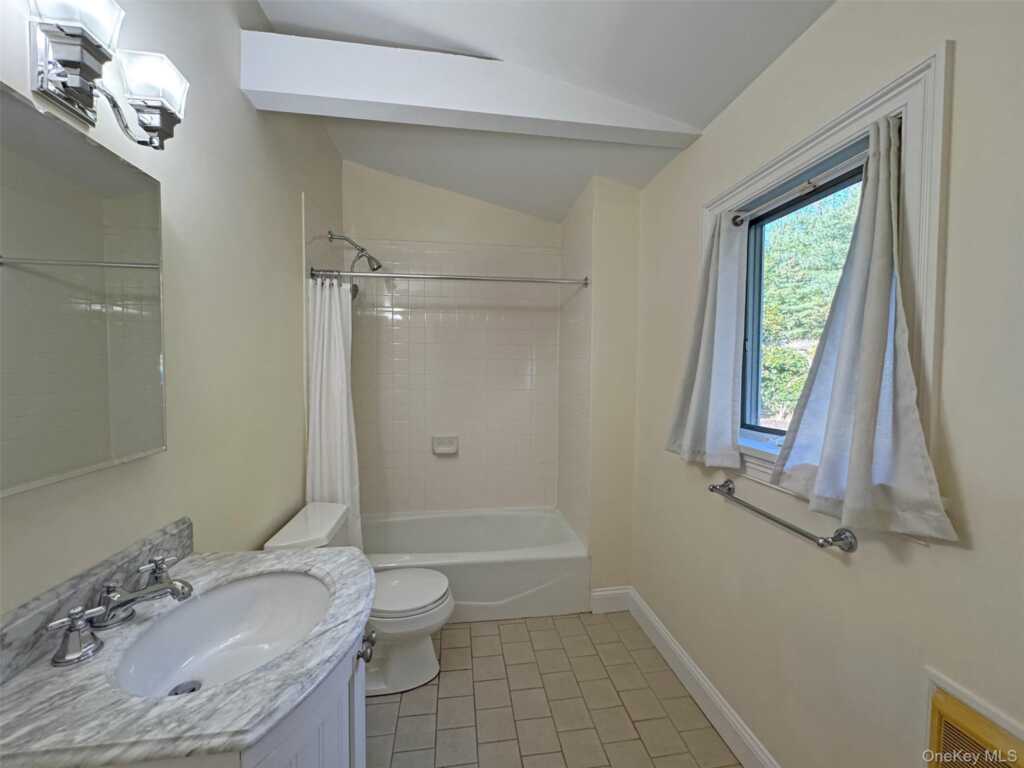 11 Country Ridge Drive, Rye, NY 10573 - Photo 4 of 17