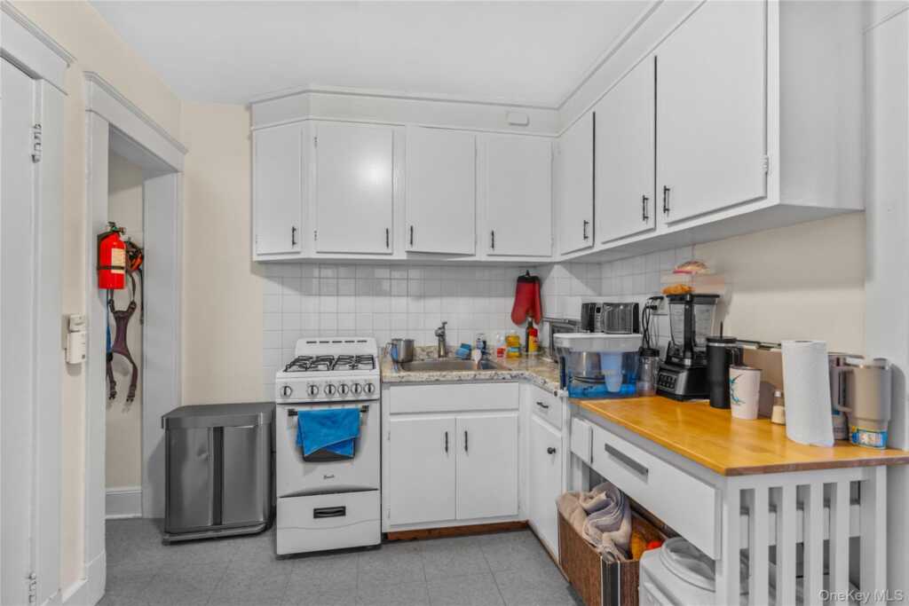 63 Grant Avenue, White Plains, NY 10603 - Photo 7 of 37