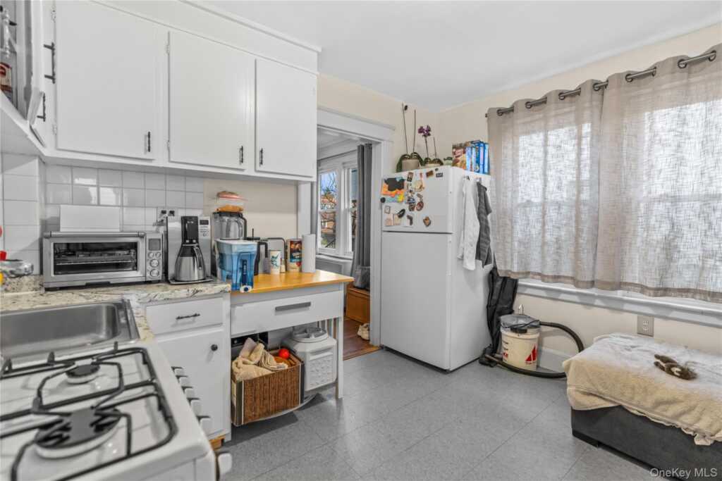 63 Grant Avenue, White Plains, NY 10603 - Photo 8 of 37