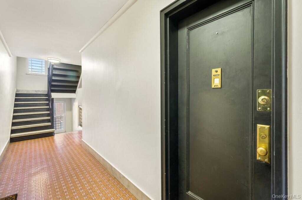 600 Pelham Road, Unit #2G, New Rochelle, NY 10805 - Photo 4 of 17