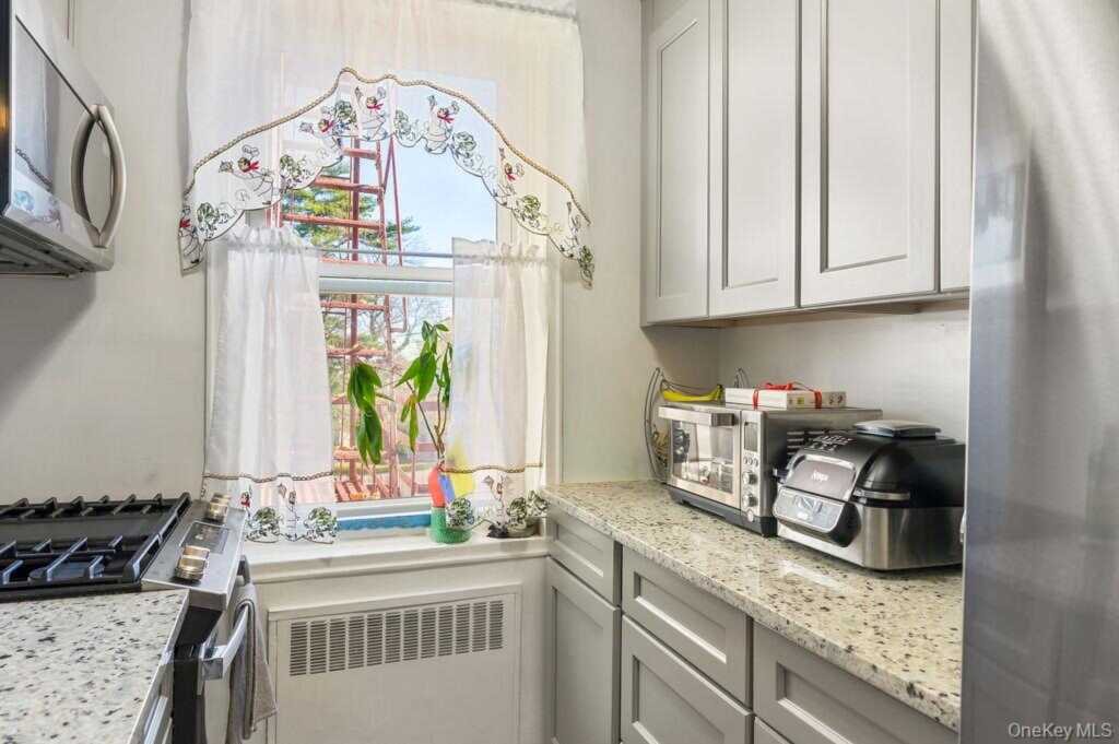 600 Pelham Road, Unit #2G, New Rochelle, NY 10805 - Photo 9 of 17