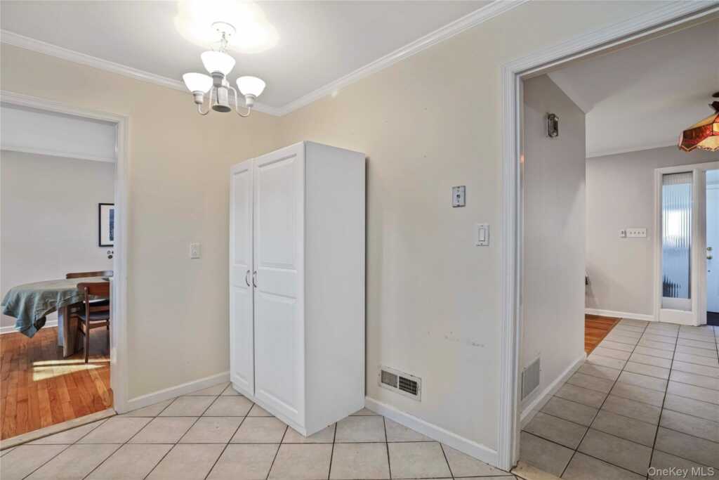 469 Rosedale Avenue, White Plains, NY 10605 - Photo 10 of 32