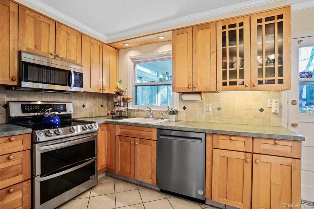 469 Rosedale Avenue, White Plains, NY 10605 - Photo 11 of 32