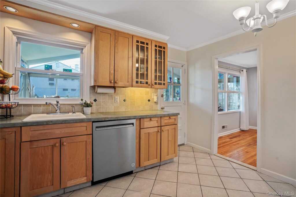 469 Rosedale Avenue, White Plains, NY 10605 - Photo 12 of 32