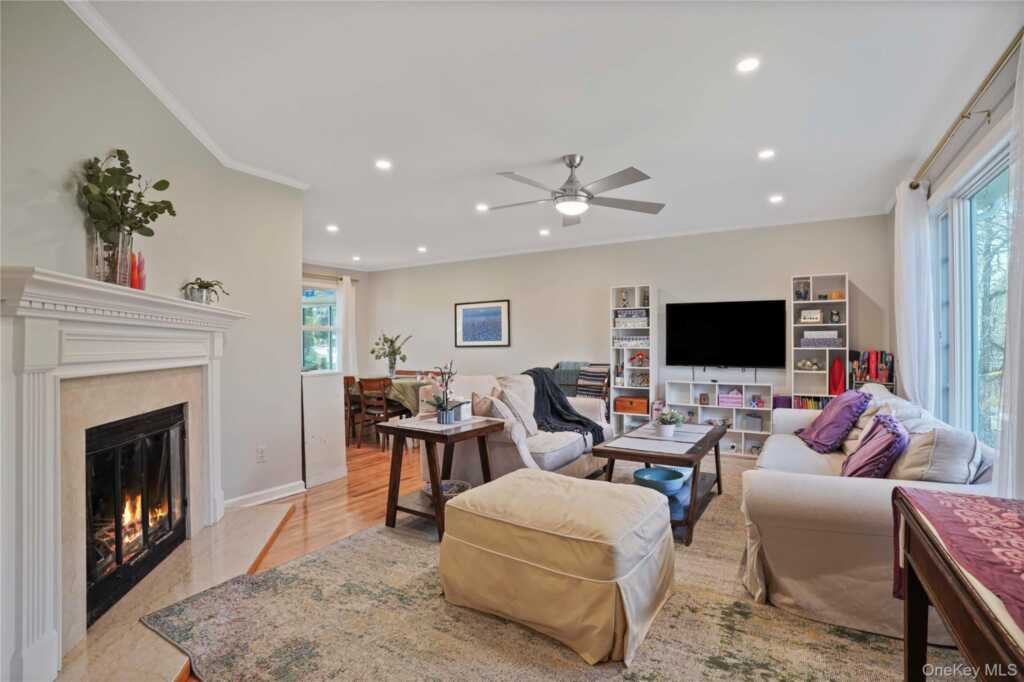 469 Rosedale Avenue, White Plains, NY 10605 - Photo 4 of 32