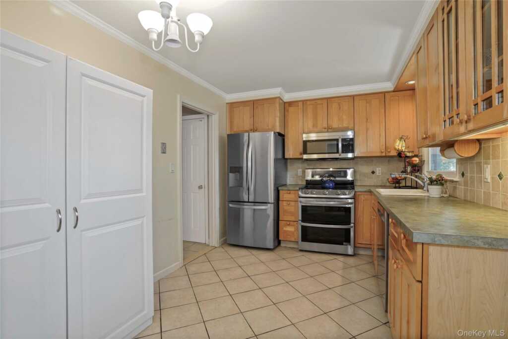 469 Rosedale Avenue, White Plains, NY 10605 - Photo 9 of 32