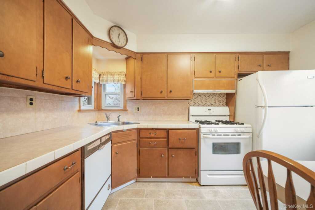 6 Lombardi Road, Pearl River, NY 10965 - Photo 11 of 36