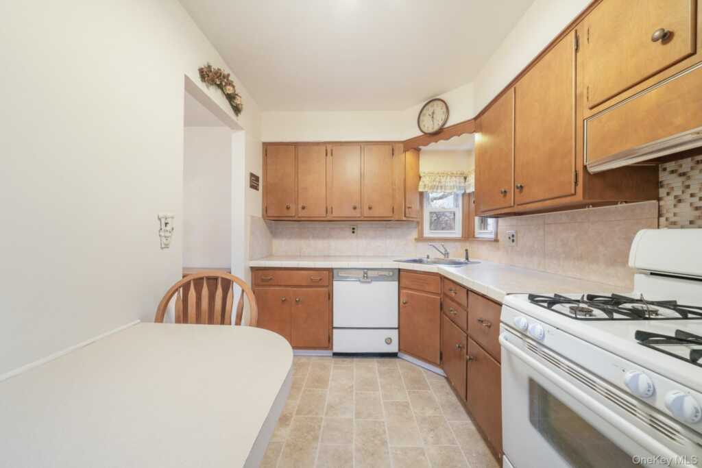 6 Lombardi Road, Pearl River, NY 10965 - Photo 15 of 36