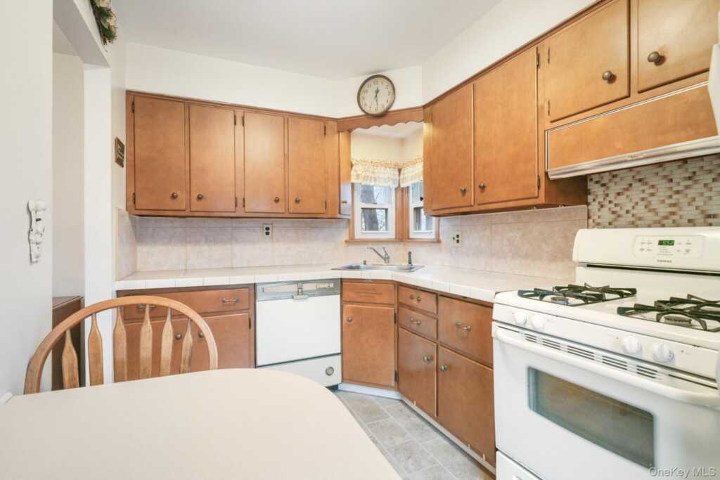 6 Lombardi Road, Pearl River, NY 10965 - Photo 16 of 36