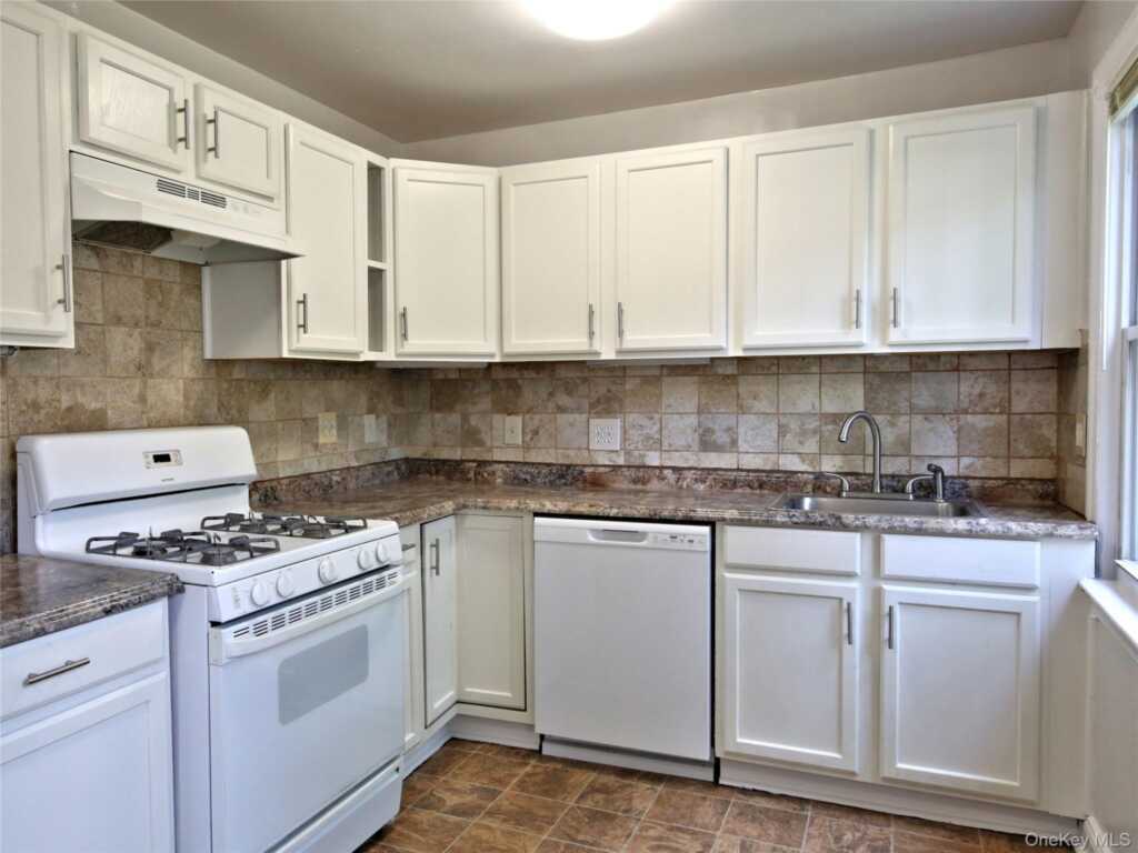 5 Laurel Street, Unit #B2, Rye, NY 10580 - Photo 6 of 24