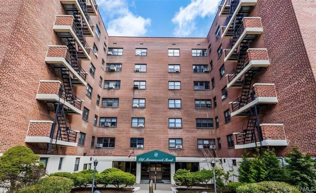 19 Old Mamaroneck Road, Unit #2J, White Plains, NY 10605