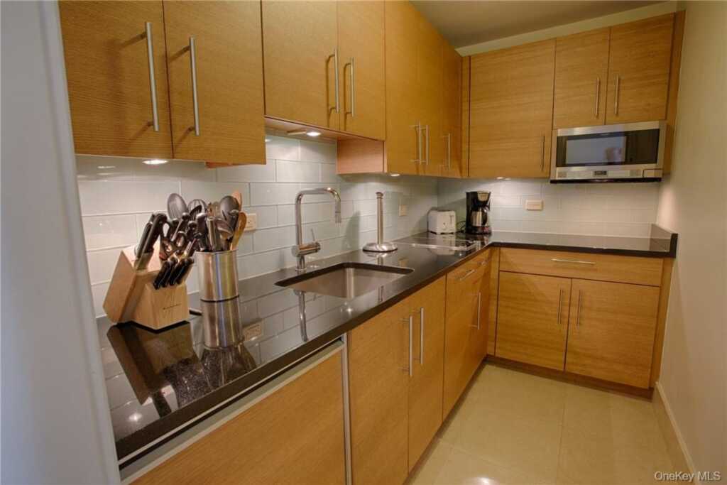 1 Renaissance Square, Unit #8C, White Plains, NY 10601