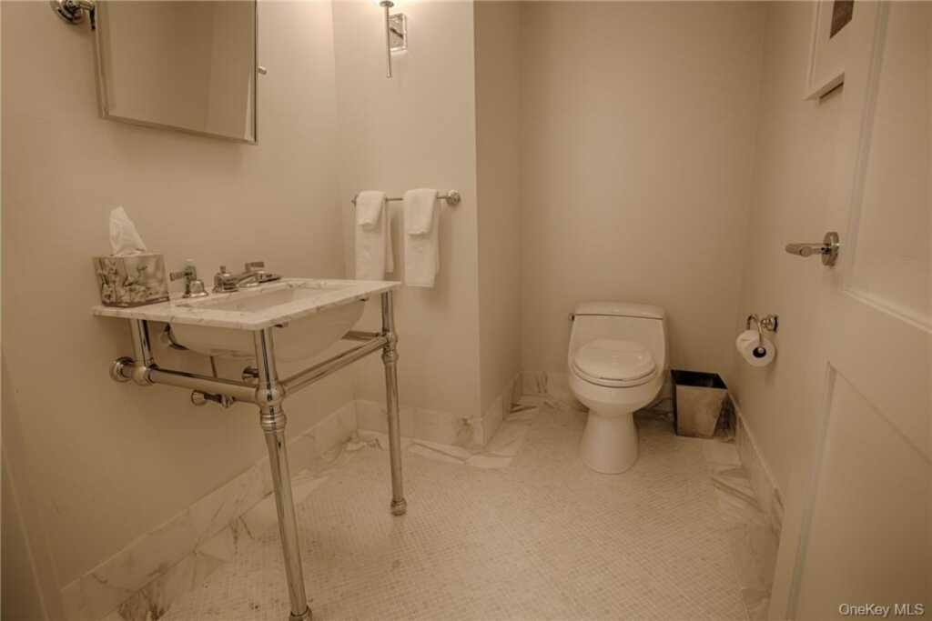 1 Renaissance Square, Unit #8C, White Plains, NY 10601 - Photo 2 of 6