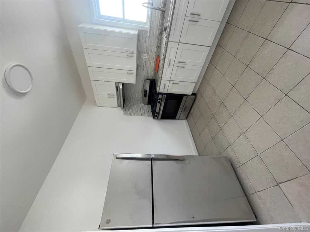 70 Dobbs Ferry Road, White Plains, NY 10607 - Photo 2 of 26