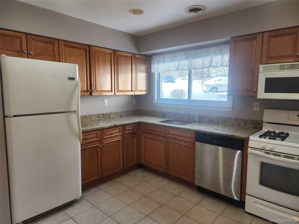 18 Pavilion Ridge Way, Unit #1, Suffern, NY 10901 - Photo 3 of 16