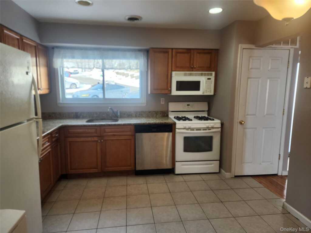 18 Pavilion Ridge Way, Unit #1, Suffern, NY 10901 - Photo 4 of 16