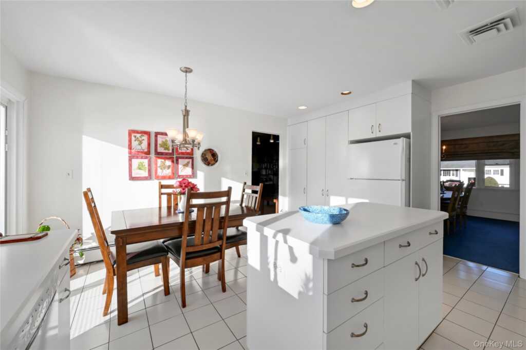 8 Jennifer Drive, New City, NY 10956 - Photo 4 of 35