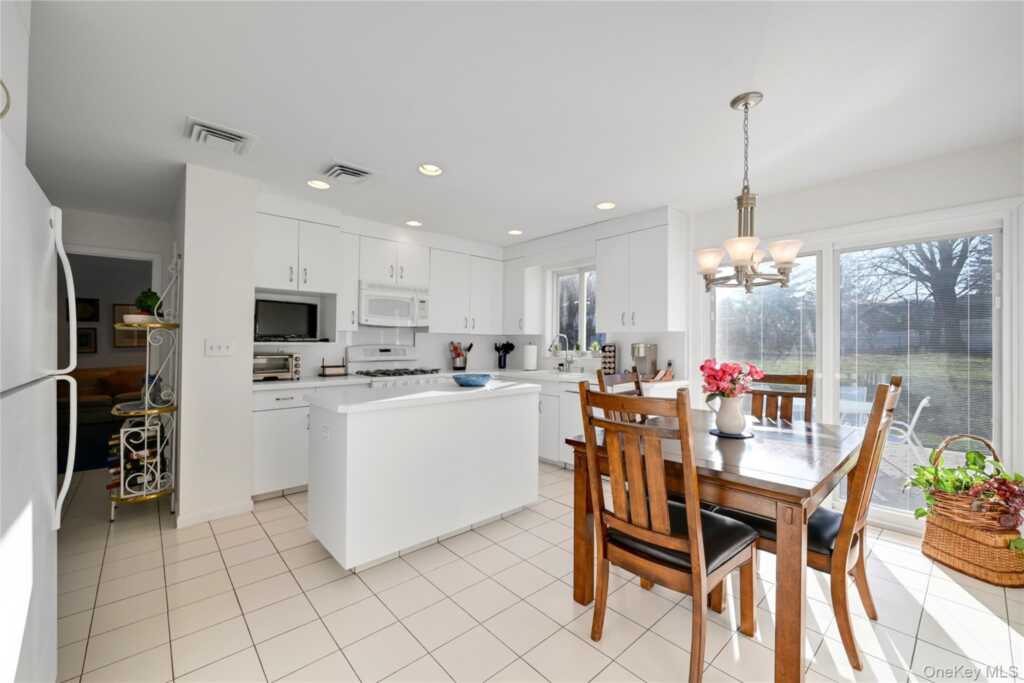 8 Jennifer Drive, New City, NY 10956 - Photo 6 of 35