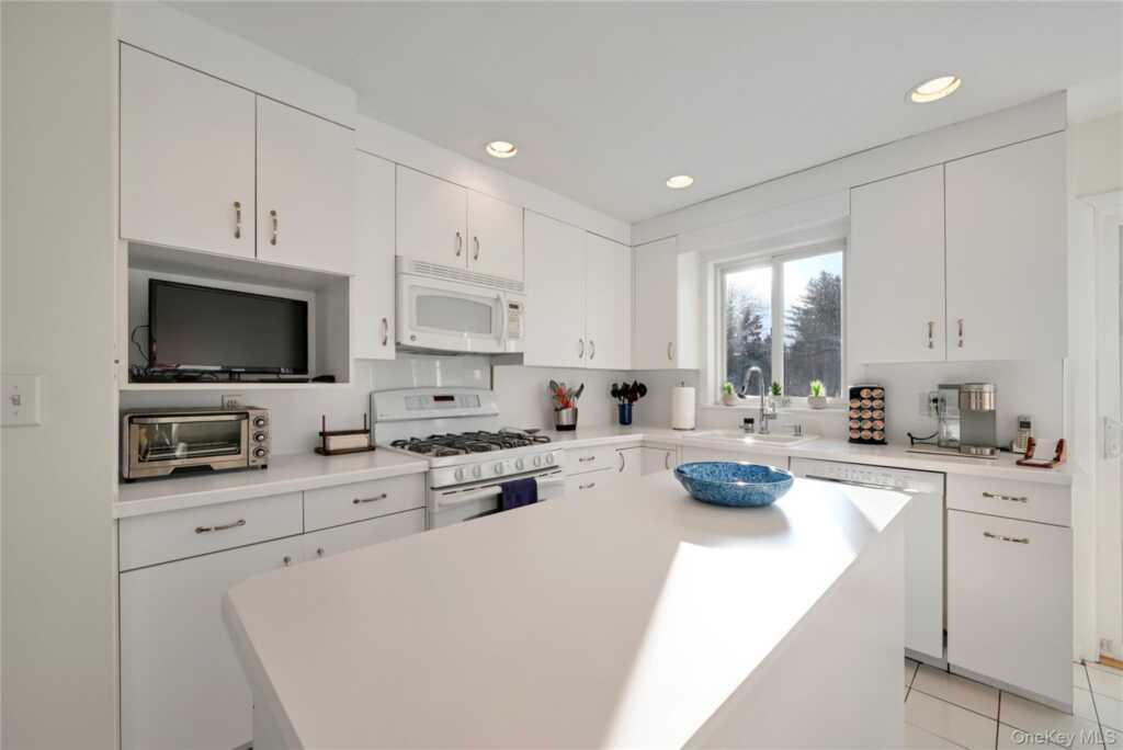 8 Jennifer Drive, New City, NY 10956 - Photo 7 of 35