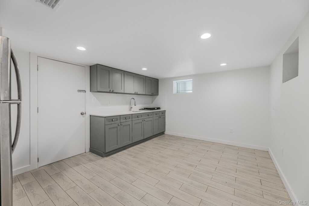 9 Lyons Place, New Rochelle, NY 10801 - Photo 10 of 28