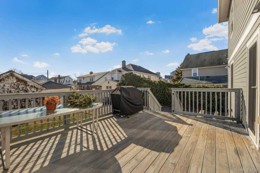 9 Lyons Place, New Rochelle, NY 10801 - Photo 4 of 28